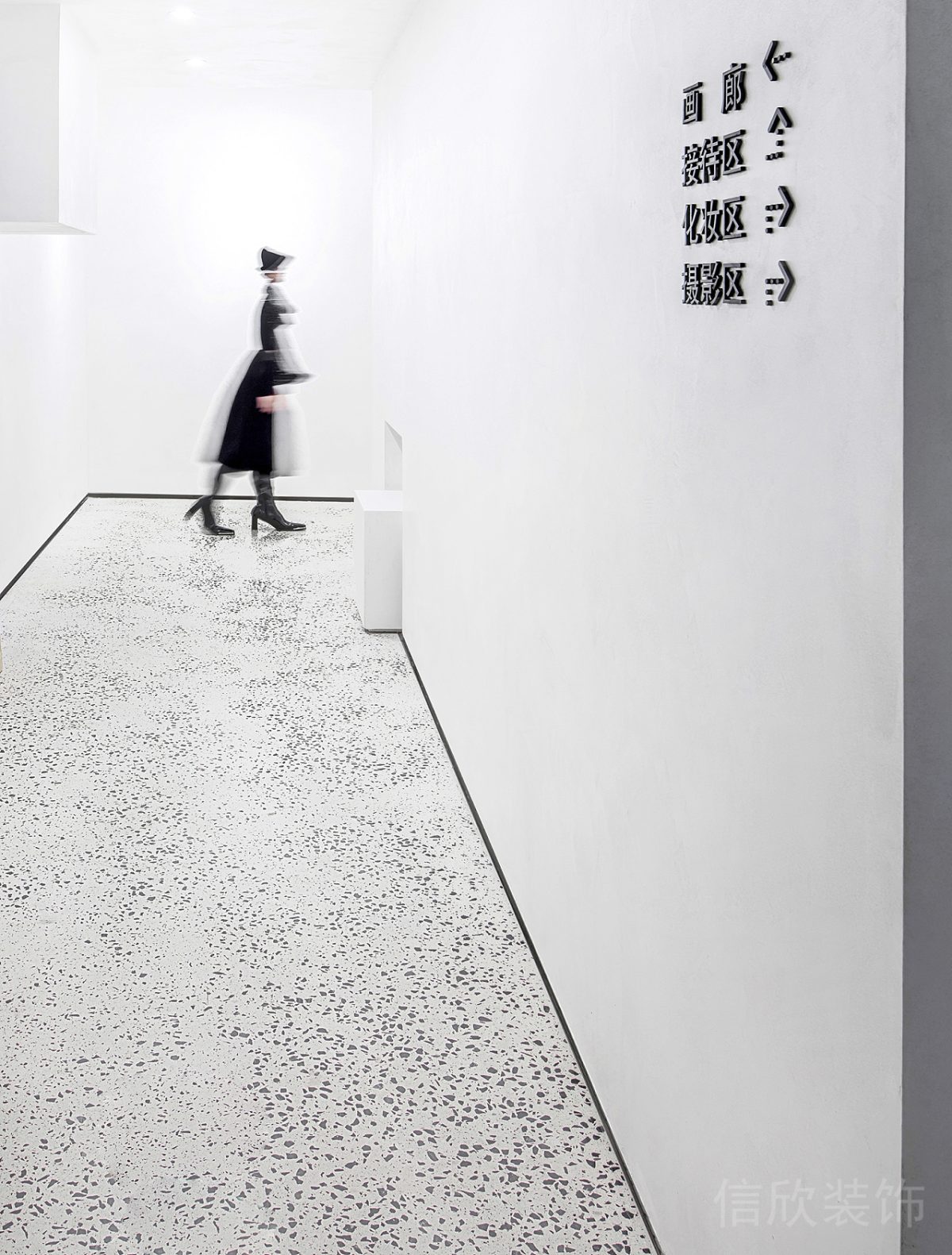 藍(lán)白極簡(jiǎn)風(fēng)攝影工作室過(guò)道裝修設(shè)計(jì)