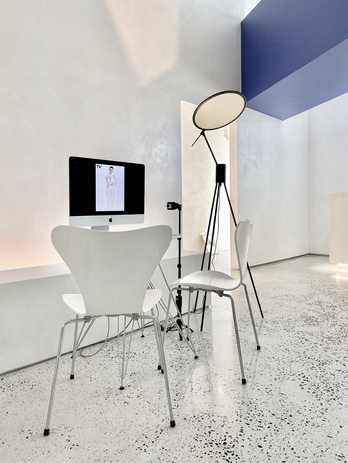 藍(lán)白極簡(jiǎn)風(fēng)攝影工作室工作區(qū)裝修設(shè)計(jì)