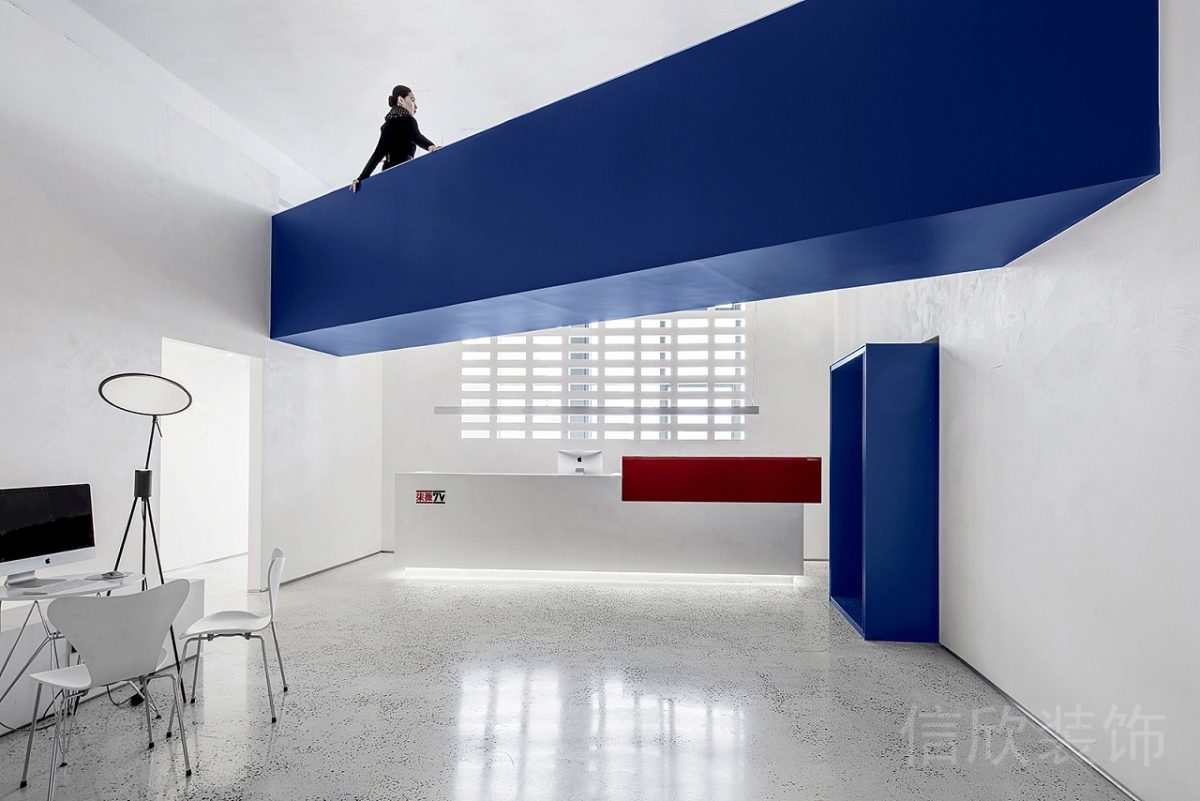 藍(lán)白極簡(jiǎn)風(fēng)攝影工作室接待臺(tái)裝修設(shè)計(jì)