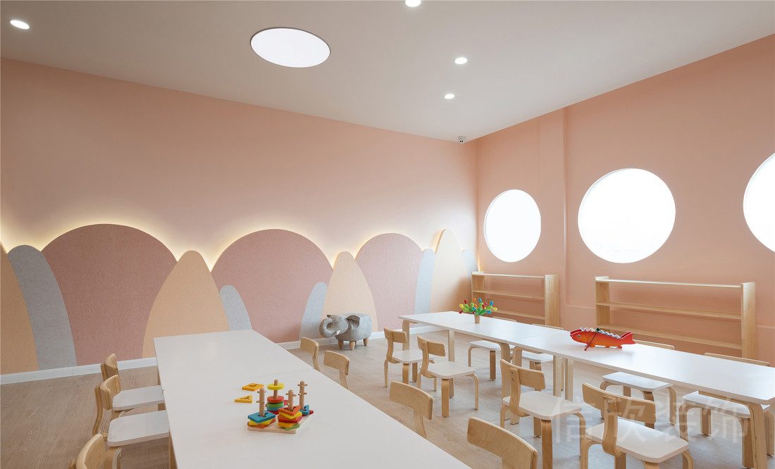 深圳財富大廈瓏瓏兒童培訓中心裝修設(shè)計兒童學習教室內(nèi)嵌式燈飾條