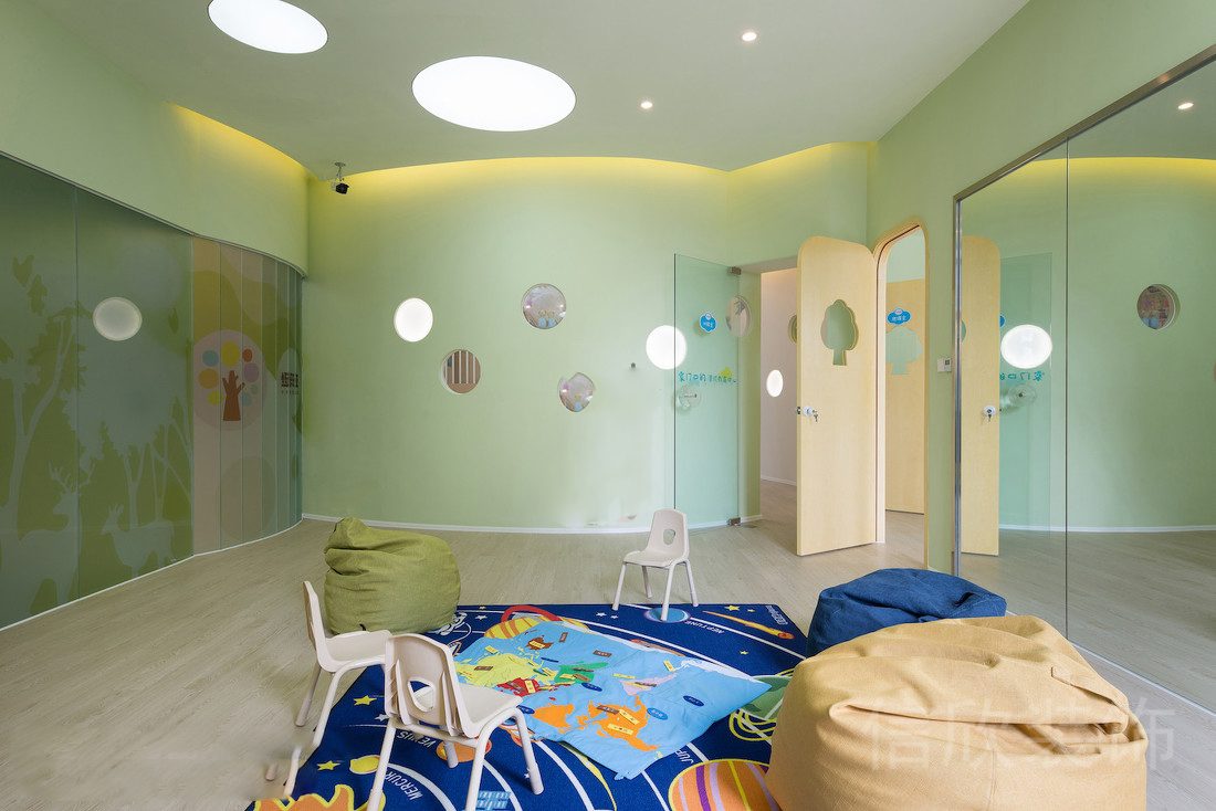 深圳市財富大廈瓏瓏兒童培訓中心裝修設(shè)計培訓教室全落地式玻璃