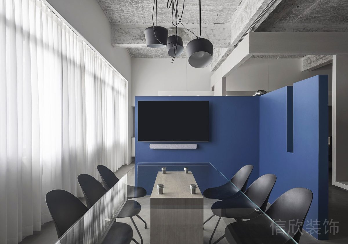 蔚藍色l型隔斷墻體玻璃辦公桌設(shè)計