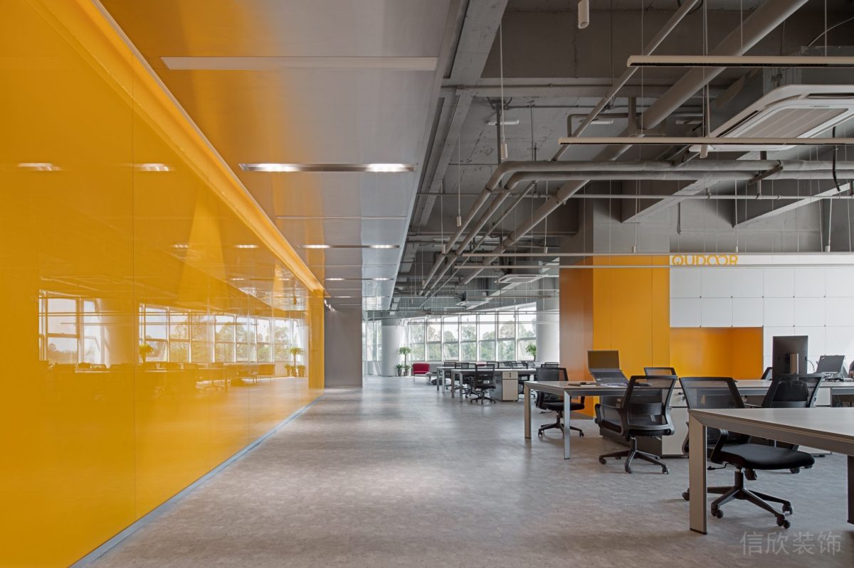 現(xiàn)代工業(yè)風辦公空間過道黃色鋁扣板墻面裝修設(shè)計