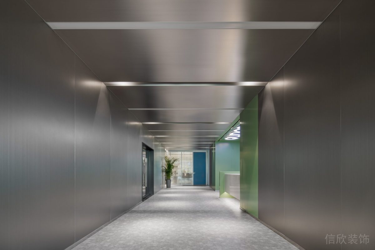 現(xiàn)代工業(yè)風辦公空間過道金屬板墻面頂面裝修設(shè)計