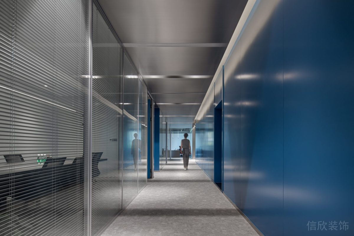 現(xiàn)代工業(yè)風辦公空間過道藍色鋁扣板墻面裝修設(shè)計