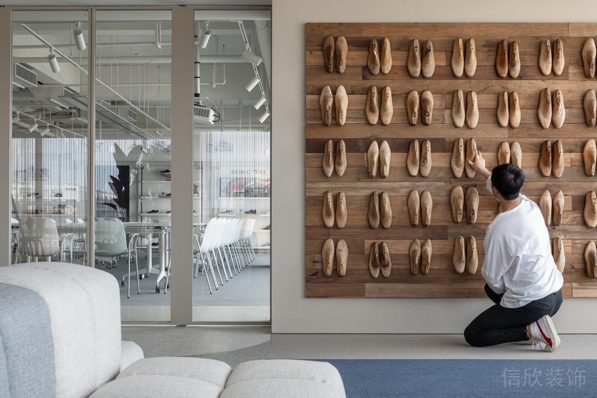 現(xiàn)代簡(jiǎn)約風(fēng)辦公空間接待區(qū)墻面實(shí)木造型設(shè)計(jì)