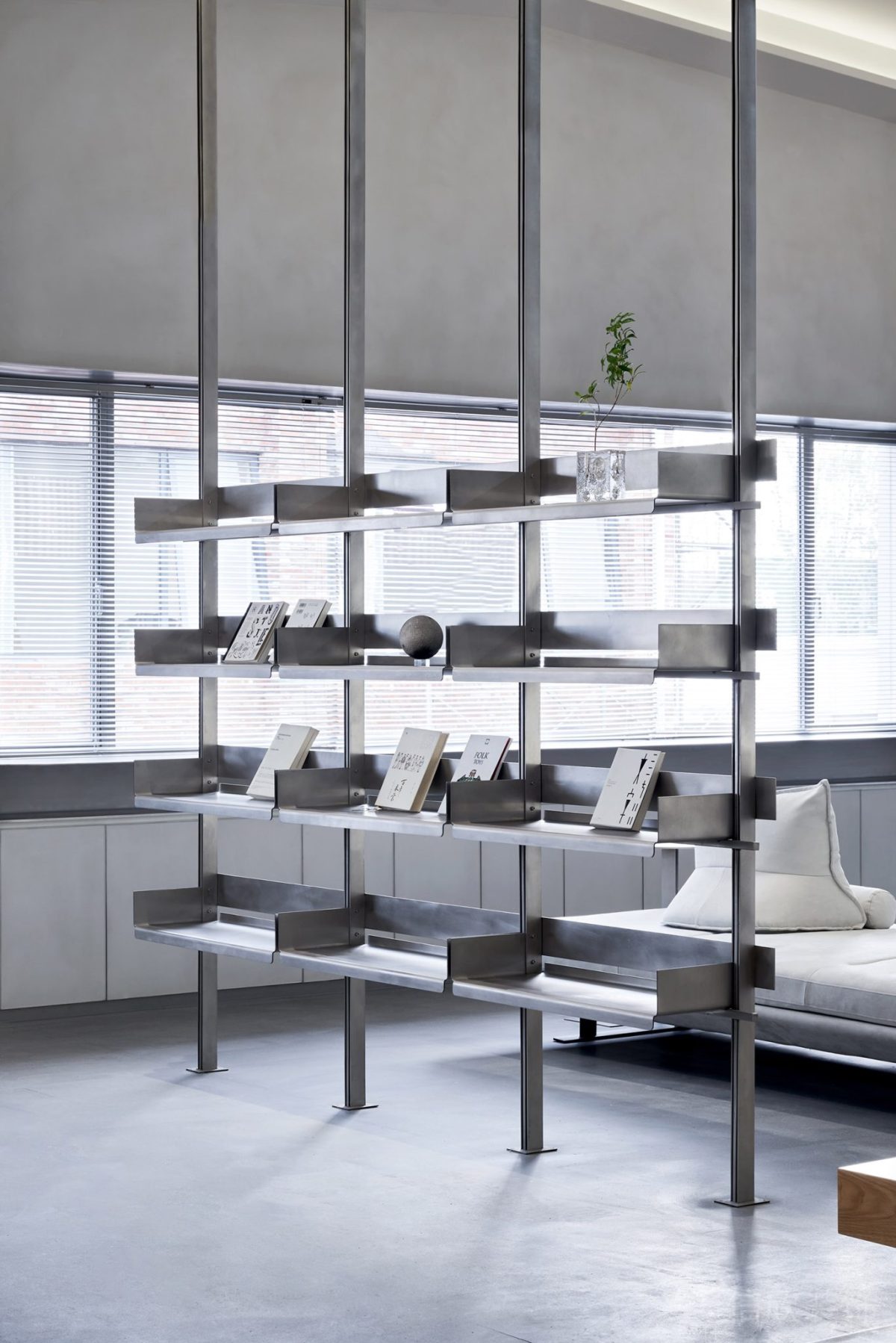 現(xiàn)代簡(jiǎn)約風(fēng)辦公空間休息區(qū)金屬隔斷柜體裝修設(shè)計(jì)