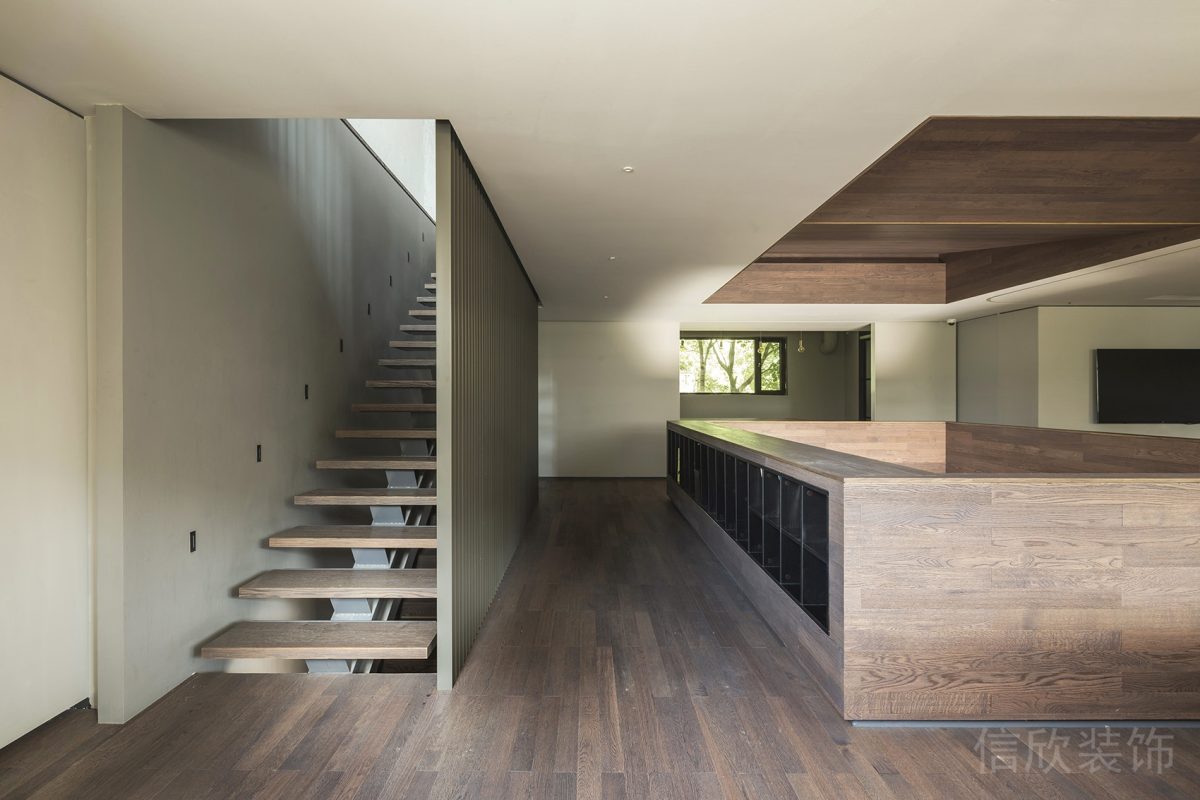 懸空樓梯過道木質裝修辦公室設計