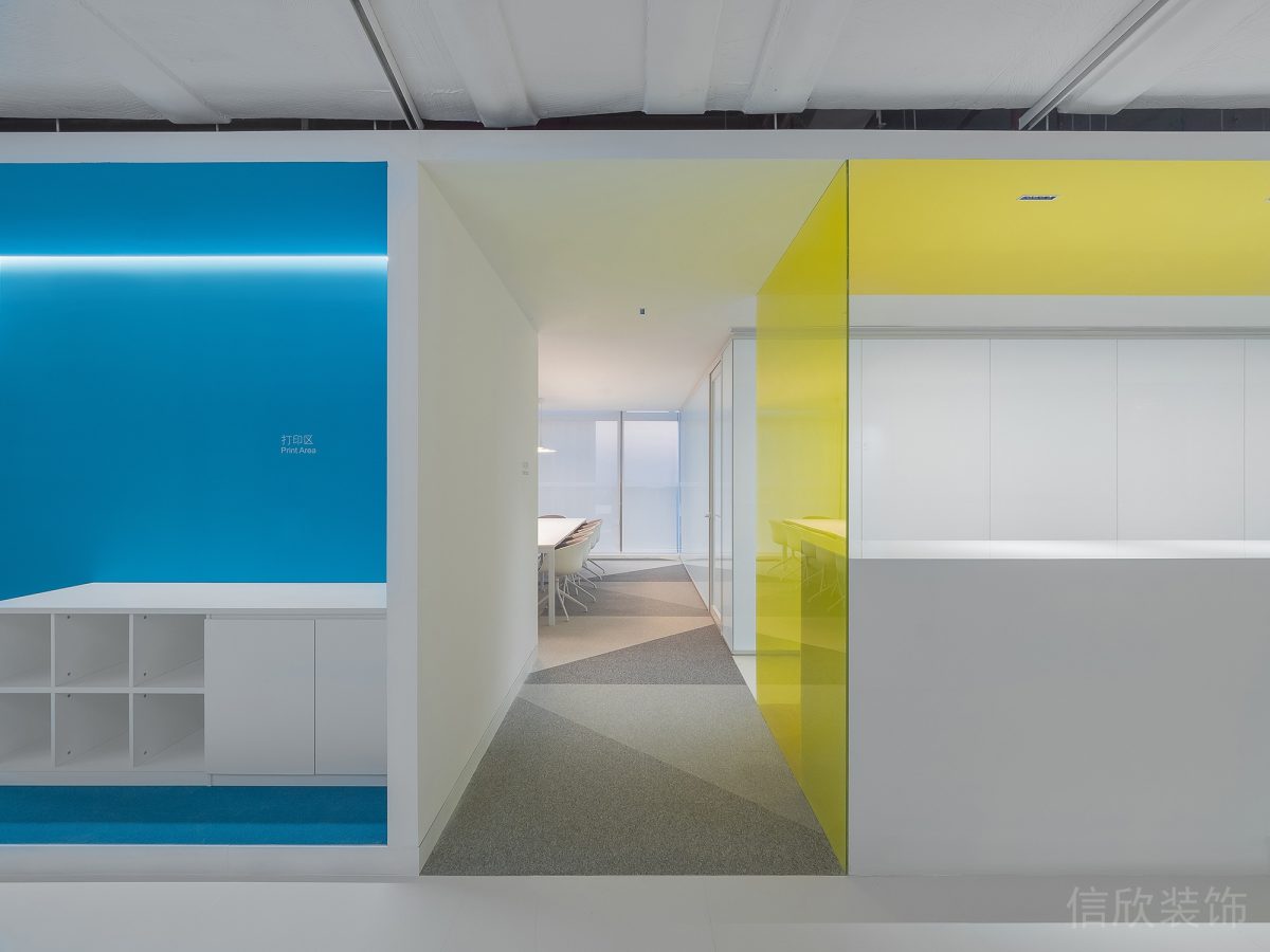 產(chǎn)品研發(fā)區(qū)域過道黃藍(lán)對稱走廊設(shè)計