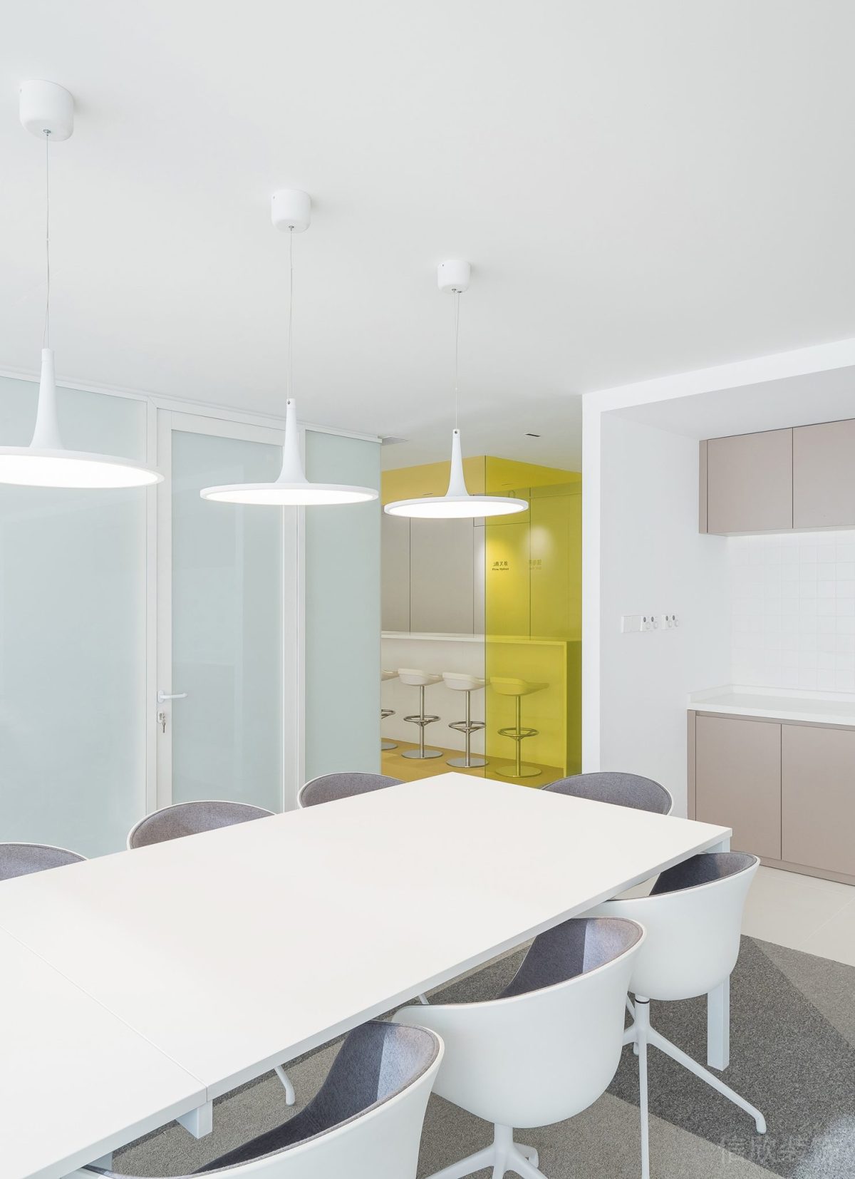 辦公室設(shè)計亞克力板材簡約風(fēng)洽談室裝修墻柜一體設(shè)計