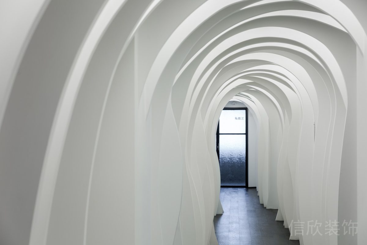 不規(guī)則弧形門面健身房走廊裝修設(shè)計