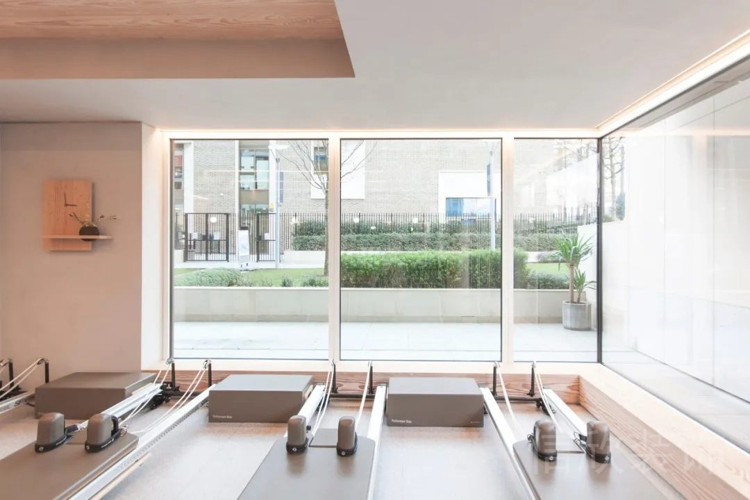 玻璃墻體隔斷溫馨木質(zhì)瑜伽機(jī)構(gòu)設(shè)計(jì)效果圖