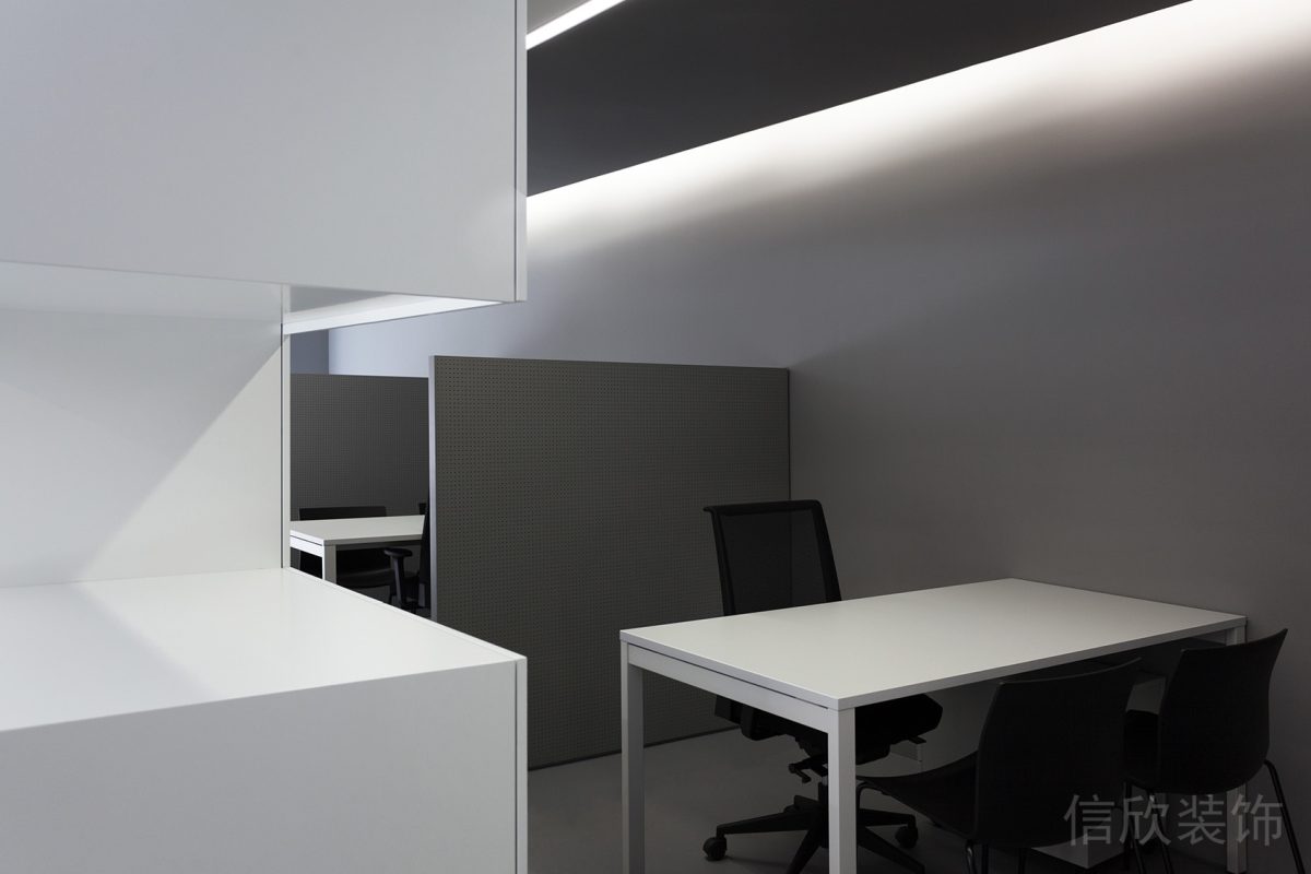 半墻金屬科技現(xiàn)代辦公室辦公桌