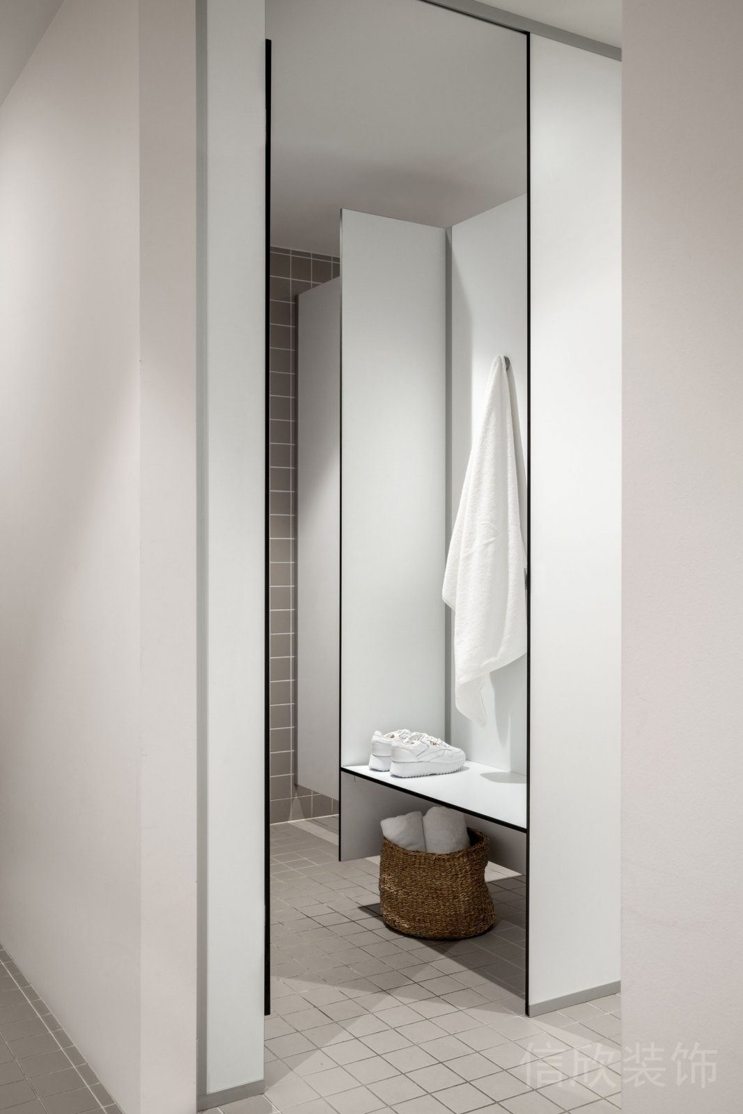 純白色黑框更衣間簡(jiǎn)約風(fēng)健身房裝修效果圖