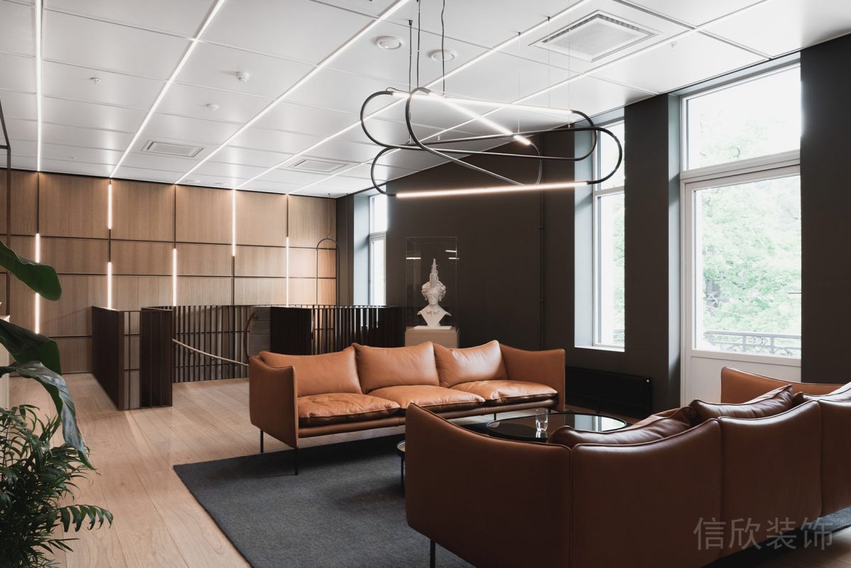 對稱式簡歐沙發洽談室原木墻板地板效果圖