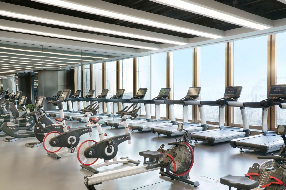 動感單車跑步機健身房裝修效果圖鏤空天花設(shè)計