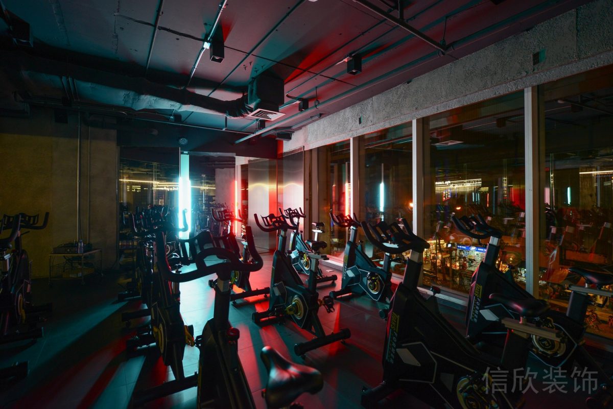 動(dòng)感自行車(chē)工業(yè)風(fēng)玻璃隔斷健身房裝修