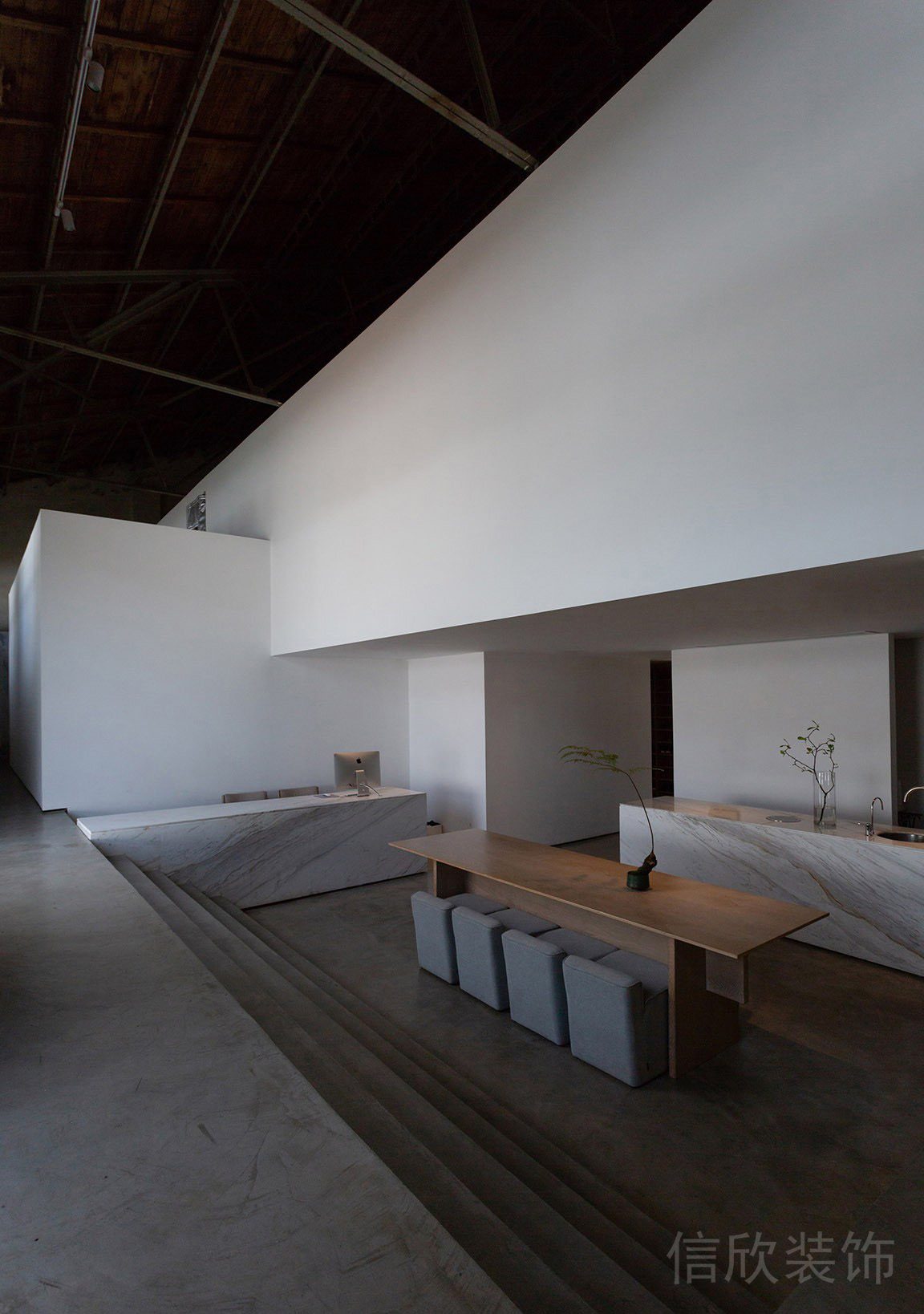 大理石階梯極簡風(fēng)原木桌子半開放式瑜伽機(jī)構(gòu)前臺裝修