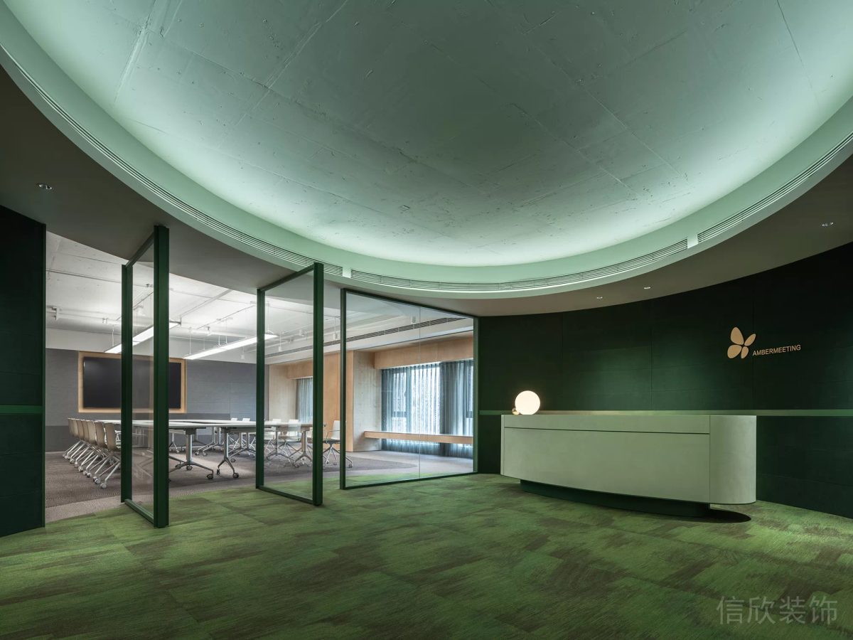 環(huán)形天花凸起球面造型綠色前臺辦公室裝修