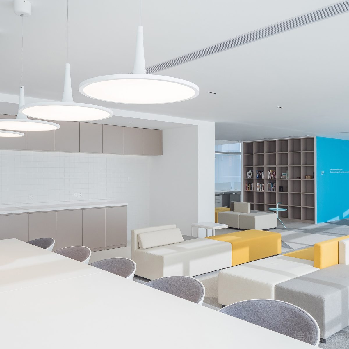 簡約風(fēng)黃藍(lán)撞色辦公室會議室裝修設(shè)計