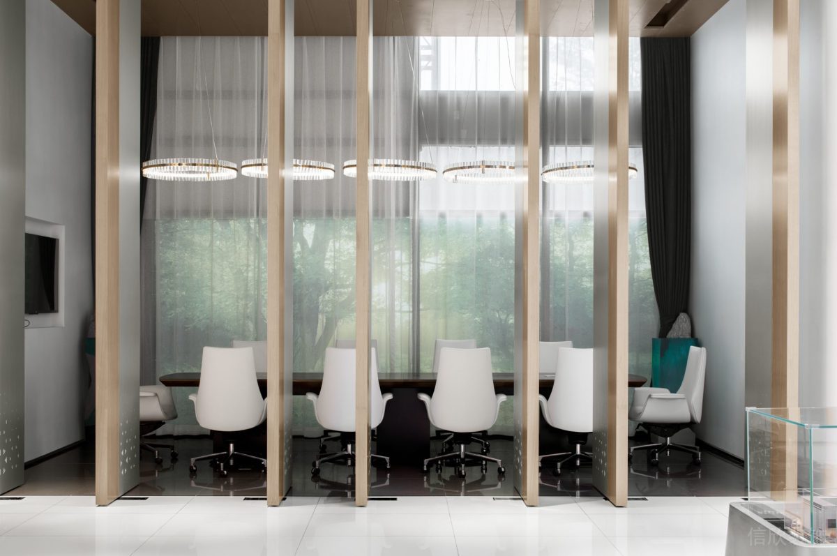 楓木實(shí)木辦公室裝修效果圖現(xiàn)代簡約風(fēng)會議室