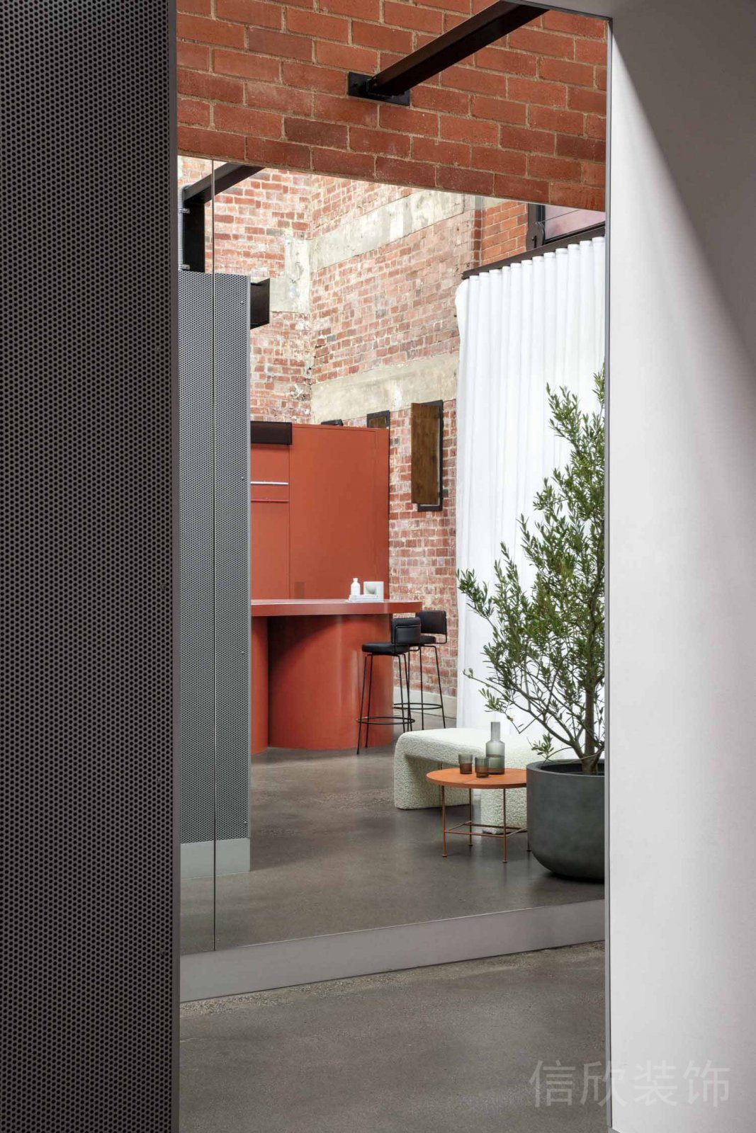 工業(yè)風(fēng)過(guò)道健身房設(shè)計(jì)效果圖復(fù)古紅磚設(shè)計(jì)