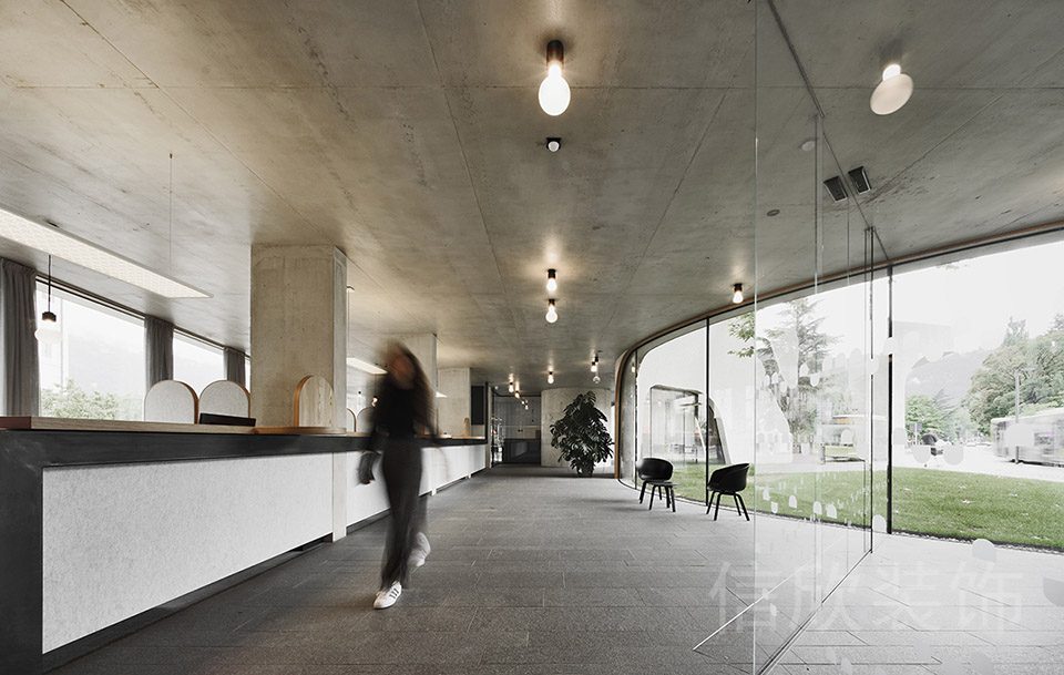 工業(yè)風(fēng)裝修設(shè)計(jì)直線式長(zhǎng)桌半墻設(shè)計(jì)玻璃隔斷辦公室