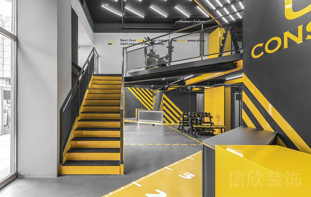 黃色黑色交叉設(shè)計(jì)鋁合金樓梯健身房裝修