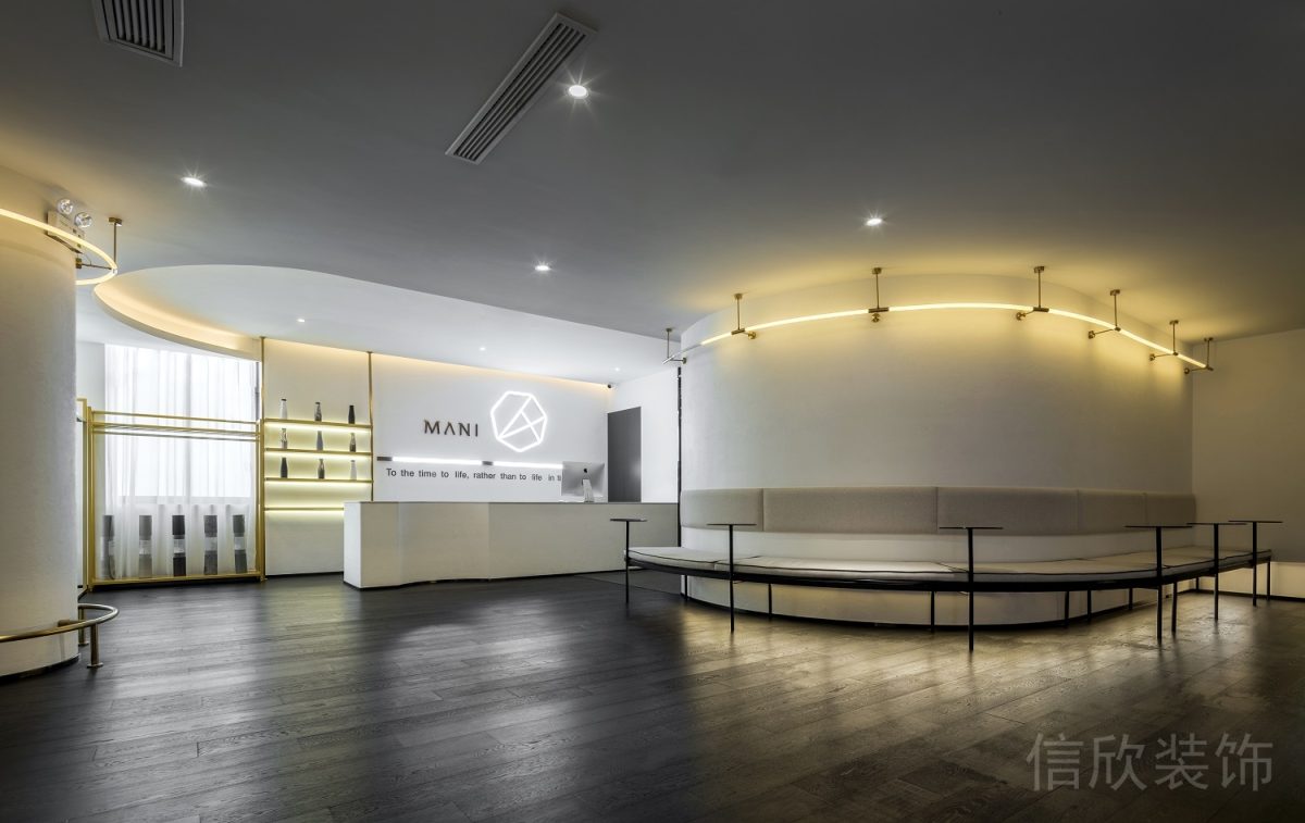 環(huán)形墻面沙發(fā)搭配圓形鋁合金小桌板休息區(qū)設(shè)計