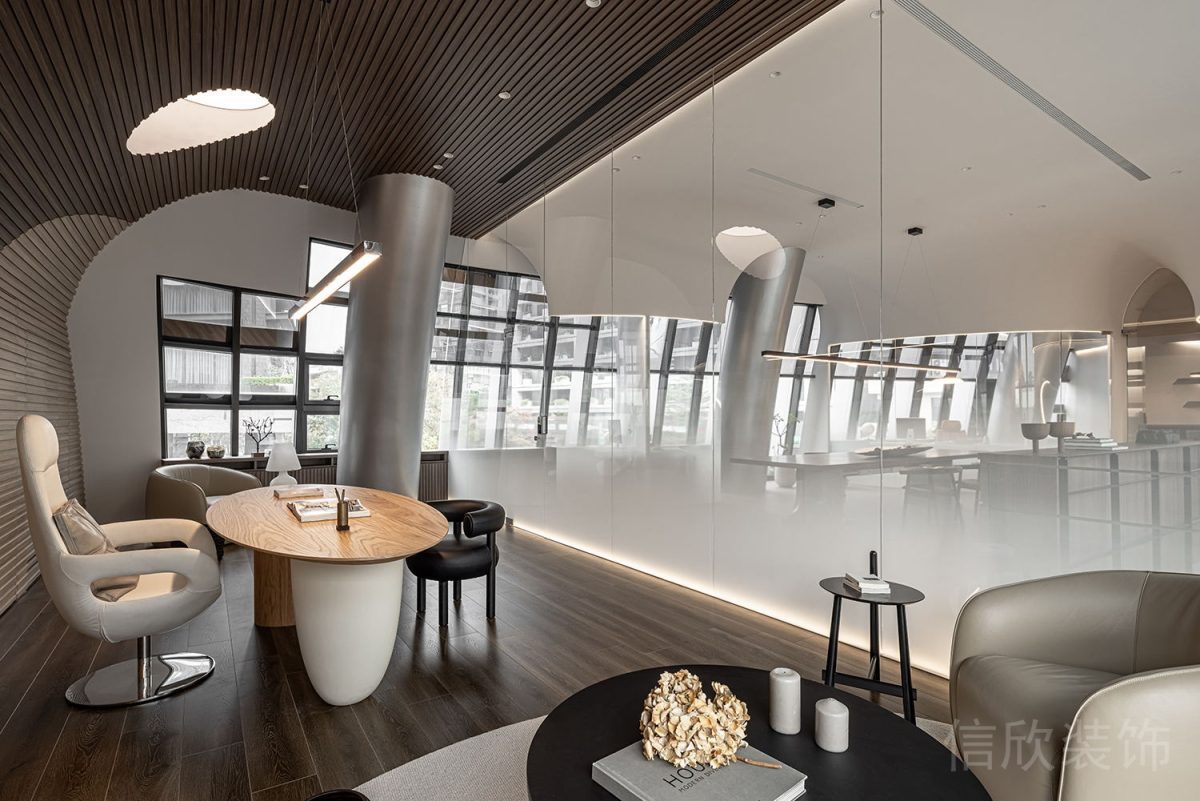 環(huán)形條形原木地板鏈接天花板設(shè)計(jì)簡約辦公室裝修