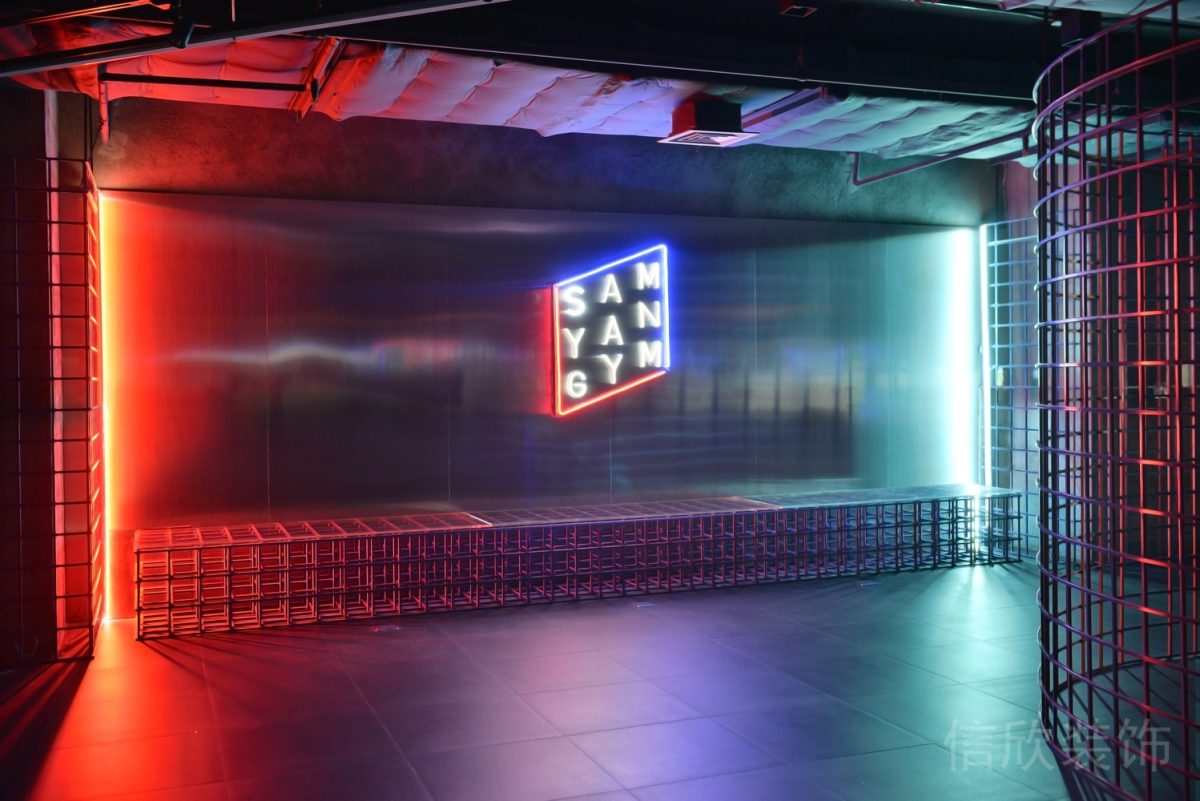 健身房裝修設(shè)計(jì)墻體燈飾彩色賽博朋克風(fēng)格裝修