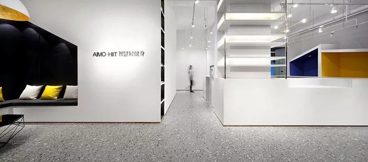 簡約風(fēng)健身房黑白色調(diào)水磨石過道設(shè)計