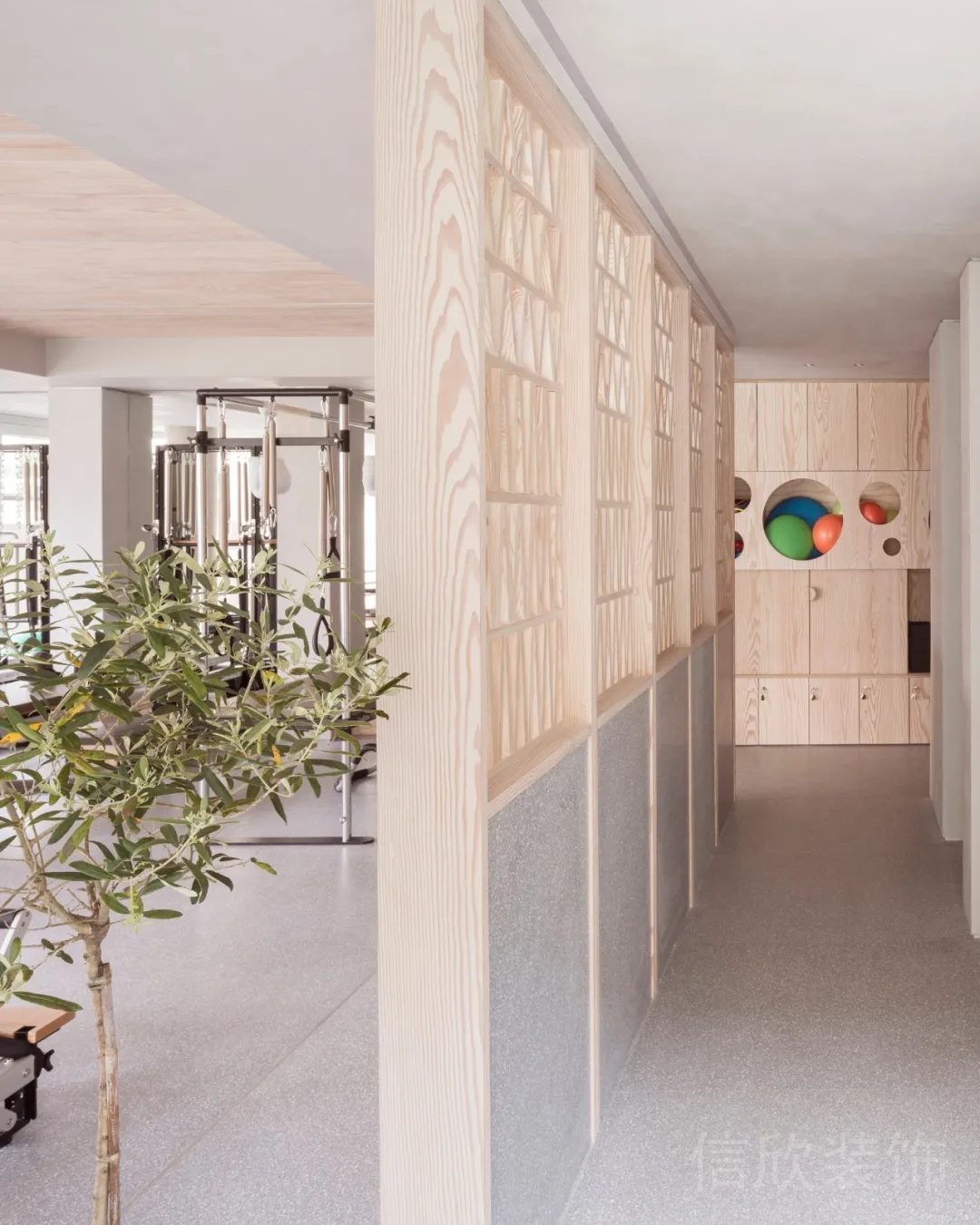 鏤空式實(shí)木設(shè)計(jì)鏤空幾何墻體隔斷水磨石過(guò)道瑜伽機(jī)構(gòu)