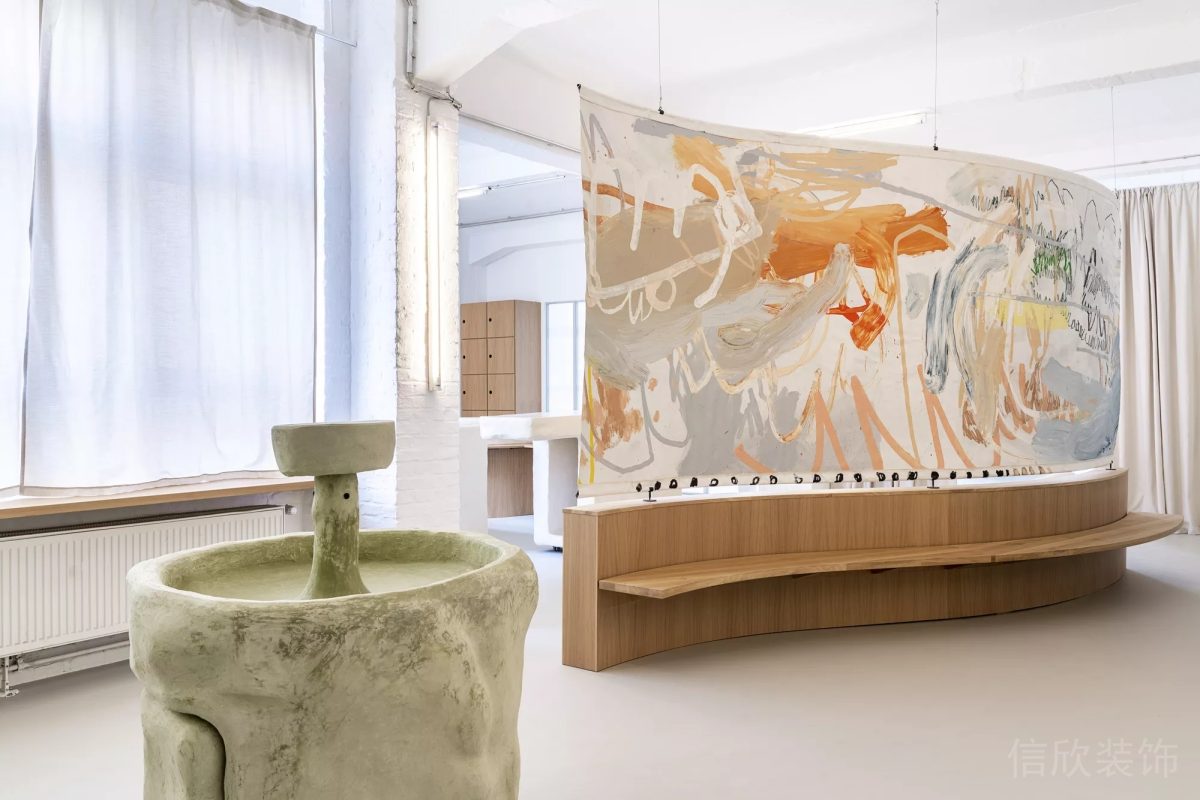 綠色石材洗手池噴泉設計木質(zhì)過道休息區(qū)