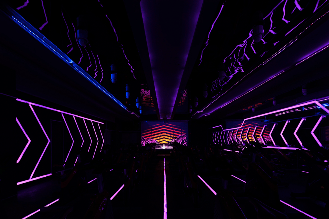 霓虹燈全屋裝修設(shè)計動感單車教室