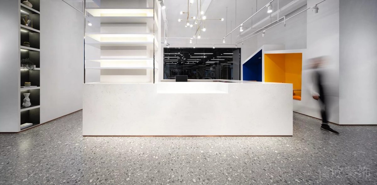 前臺接待處設(shè)計純白金屬邊框健身房裝修圖