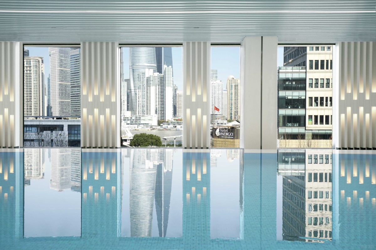 無邊游泳池裝修設(shè)計落地玻璃健身房