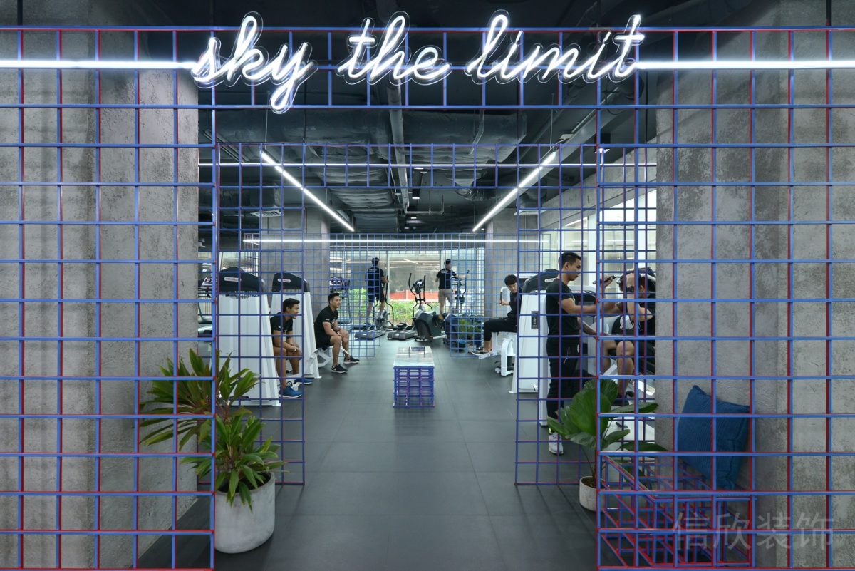 網(wǎng)面鏤空墻體設(shè)計(jì)健身房過(guò)道效果