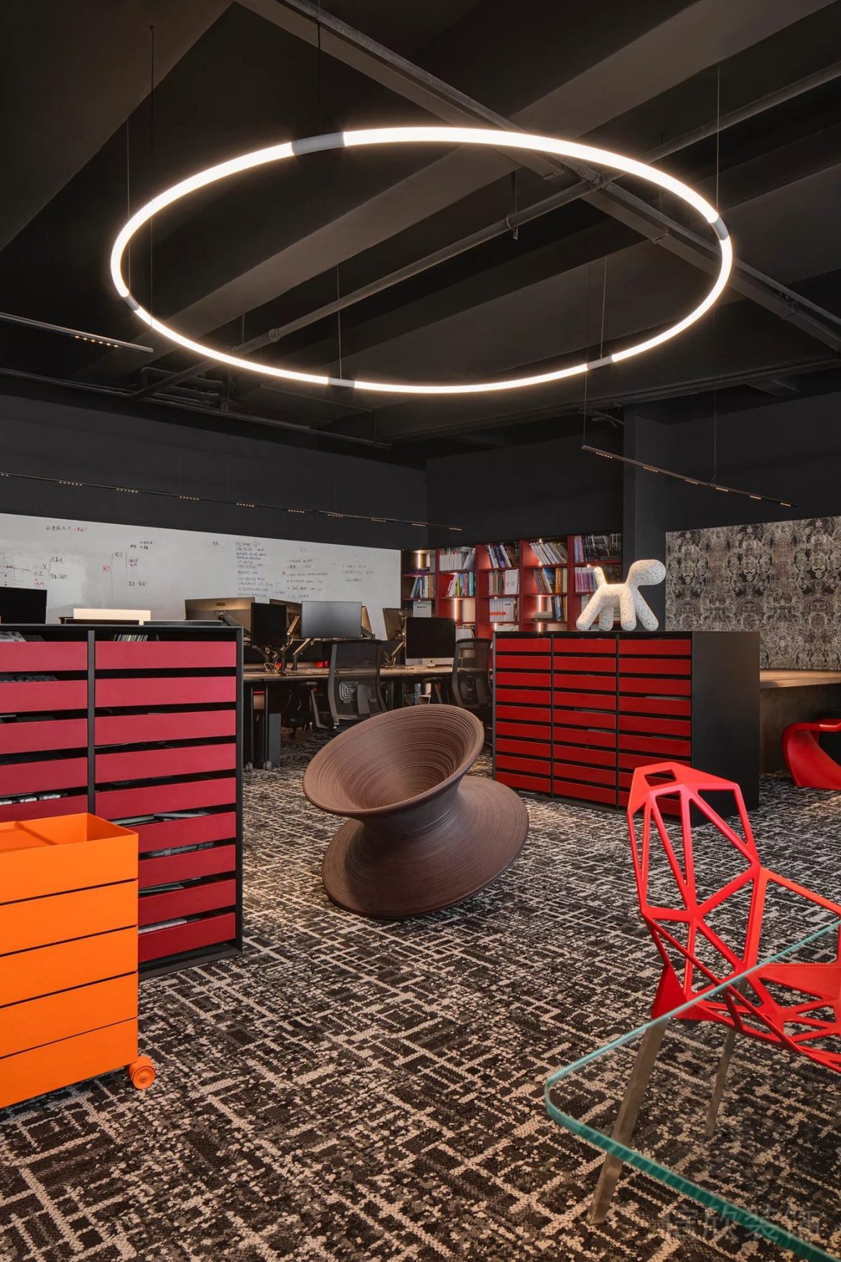 現(xiàn)代工業(yè)風(fēng)強(qiáng)調(diào)色柜子辦公室裝修設(shè)計