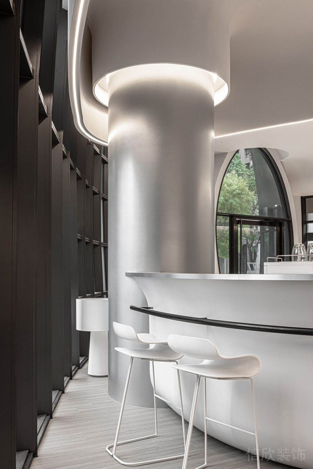 現(xiàn)代簡約純白高腳椅茶水間設(shè)計(jì)