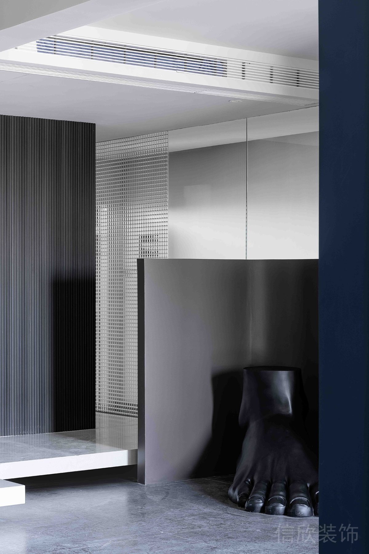 現(xiàn)代簡約黑色腳掌藝術(shù)品裝修設(shè)計