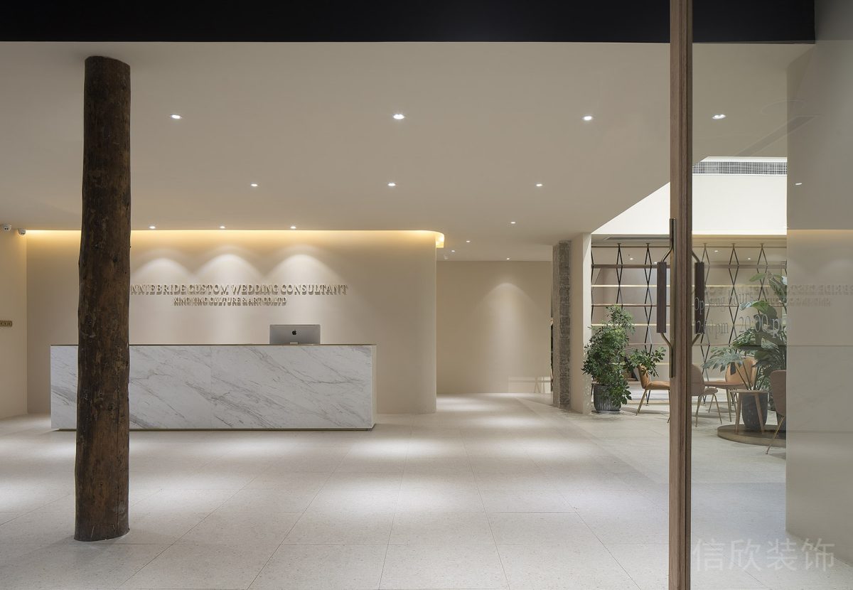 現(xiàn)代奶油風樹木墻柱前臺區(qū)辦公室設(shè)計