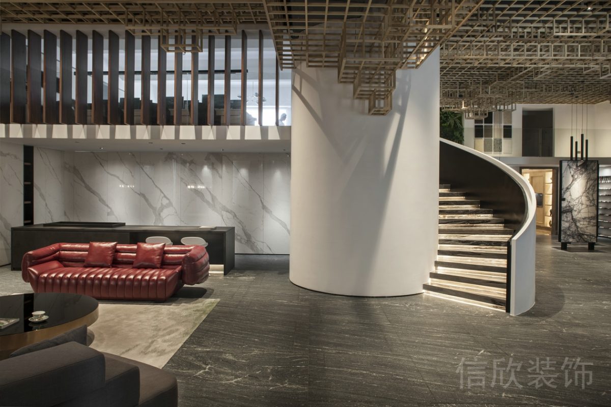 旋轉樓梯辦公室過道休息區(qū)紅色真皮沙發(fā)