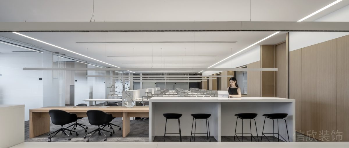 員工研發區域階梯式高度工作桌原木風裝修