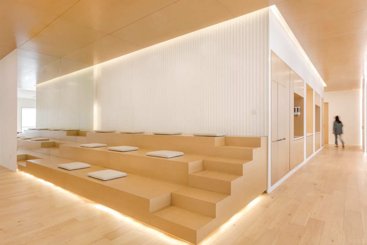 原木簡約風辦公空間活動區(qū)裝修設(shè)計