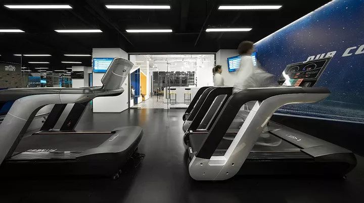 自助智能跑步機(jī)健身房裝修簡約風(fēng)