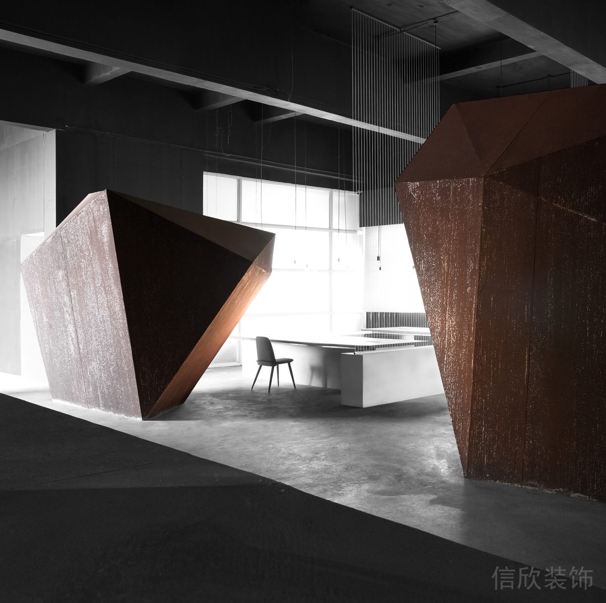 不規(guī)則形鐵銹色藝術品黑灰撞色大理石瓷磚辦公室裝修設計