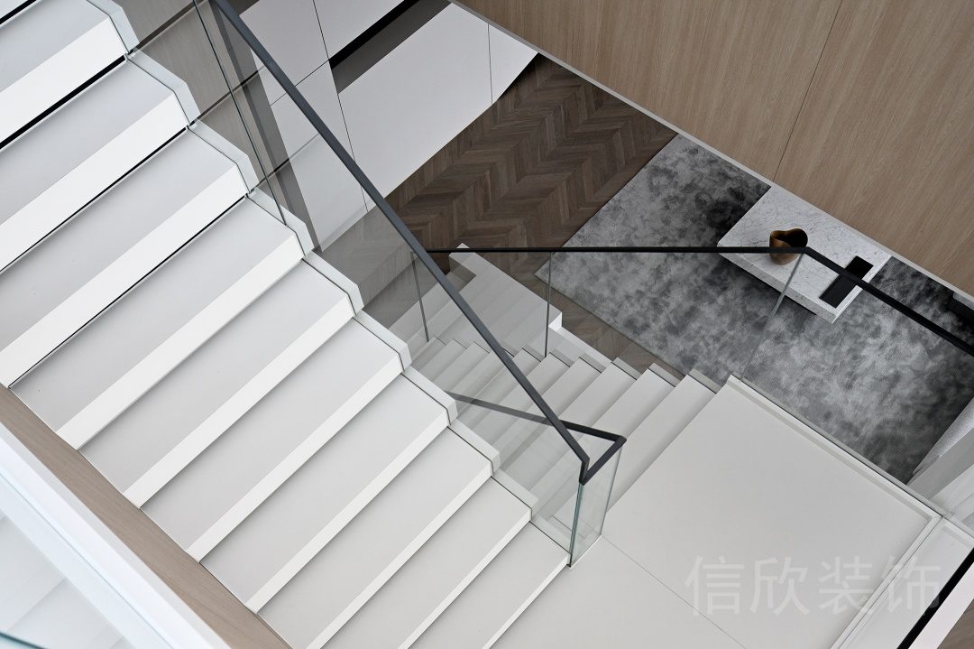 白色階梯瓷磚美縫磨砂黑色扶手玻璃過(guò)道休息區(qū)辦公室裝修