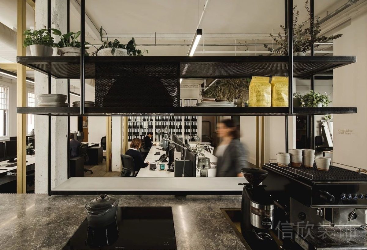 茶水間咖啡機(jī)裝修設(shè)計(jì)效果黑色金屬天花吊頂隔斷裝修