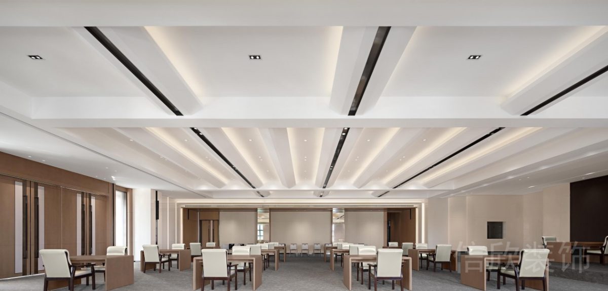 多人教室天花直線式設(shè)計(jì)木質(zhì)工作桌裝修